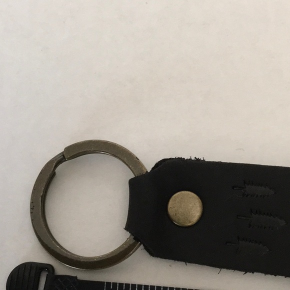Portland leather black keychain - Picture 4 of 5